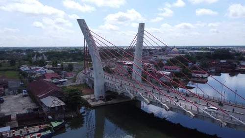 Vue aérienne du pont Sei Alalak situé à Banjarmasin, connu comme le premier pont voûté