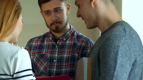 Un étudiant barbu explique avec passion des concepts à ses camarades de classe dans le cadre d'une discussion animée