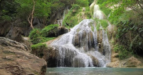 Cascade d'Erawan au 7e étage avec de l'eau qui coule à travers la pierre naturelle