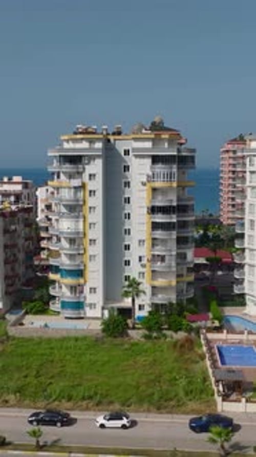 El Timelapse vertical de vídeo captura a los ingenieros supervisando a los constructores y las máquinas de forma rápida