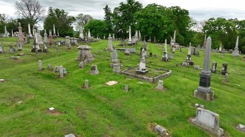 Luftflug über alte Friedhöfe auf dem Friedhof in einer amerikanischen Stadt während des Tages.