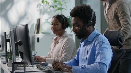 Callcenter Teamwork Multikulturelle Bürobetreiber unterstützen die Kommunikation afrikanischer Mann Indische Frau