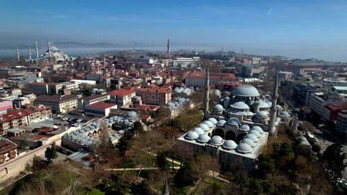 Paysage urbain aérien de la mosquée Sehzade, de l'aqueduc de Valens et de la péninsule historique d'Istanbul