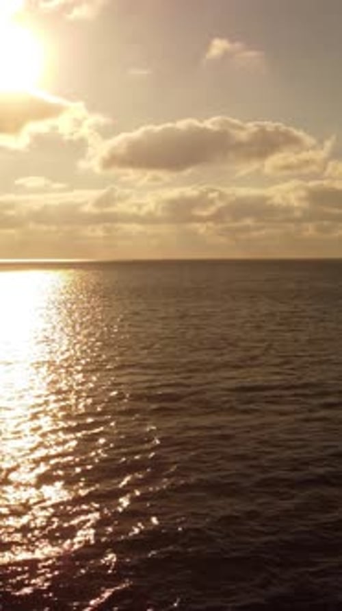 Vue aérienne sur la mer d'azur calme et les rivages rocheux volcaniques, petites vagues sur la surface de l'eau, nature, été