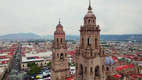 Vista aérea de la Catedral de Morelia y el paisaje urbano, México.
