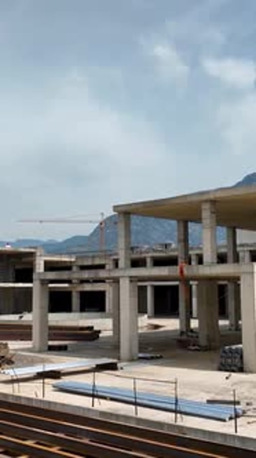 Vídeo vertical Construyendo el futuro: explorando el trabajo de los constructores
