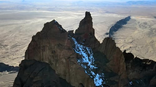 Vue aérienne de Shiprock Peak avec de la neige pendant la journée dans le comté de San Juan, Nouveau-Mexique, États-Unis.