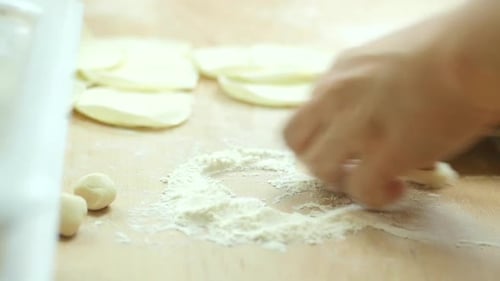 Den Teig auf dem Tisch formen