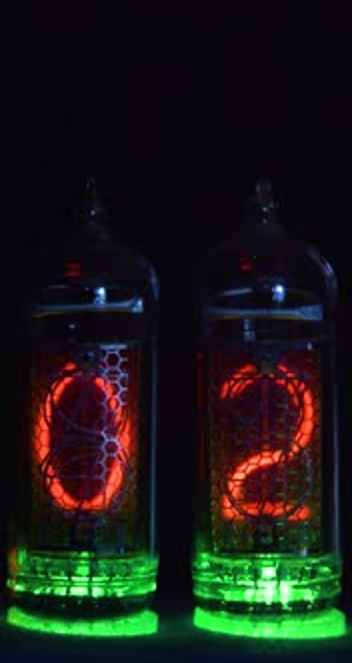 Grünes Licht verstärkt die leuchtend rote Sekundenzählung der Retro-Tube-Stoppuhr auf diesem einzigartigen Display