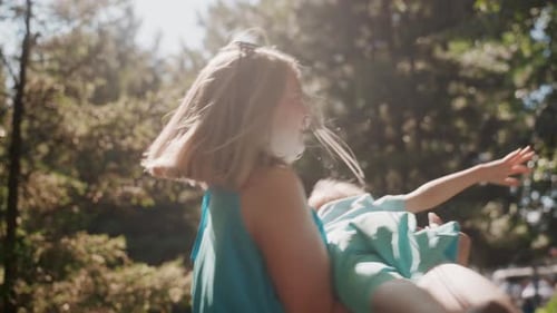 Le rire résonne lorsque la famille aime les activités de plein air La famille partage des moments de joie en courant