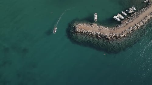 Images aériennes statiques montrant un petit bateau partant d'un quai