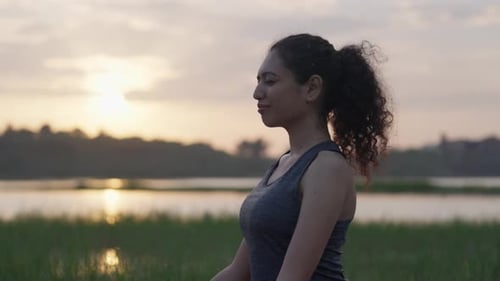 Imagen de gran angular de una mujer del sur de Asia realizando una elegante flexión hacia atrás en su colchoneta de yoga