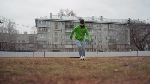 Un joueur solo contrôle le ballon de manière experte sur un terrain ouvert Un athlète fait preuve de techniques précises de manipulation du ballon