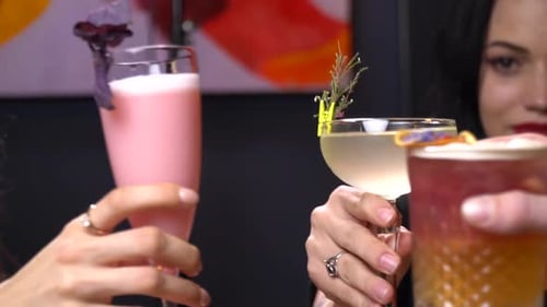 Gros plan des personnes dans le bar, lunettes qui tintent, gros plan