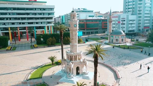 Uhrturm von Izmir - 4k-Drohnenaufnahme des historischen Glockenturms, dem Wahrzeichen von Izmir