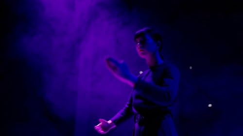 Increíble actuación de danza contemporánea en el escenario del teatro Mujer talentosa baila como un robot