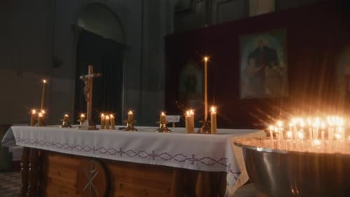 Interior da Igreja Católica sob a luz de velas brilhantes