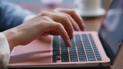 Предпринимательница нажимает руки на клавиатуру ноутбука в офисе крупным планом, женщина печатает