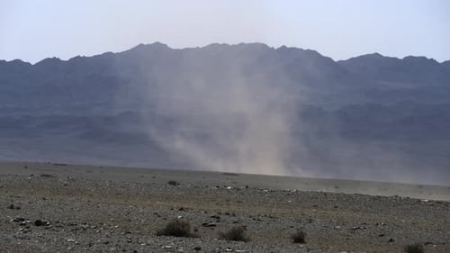 Sandsturm wütet in Wüstenbergen und zeichnet sich im Hintergrund ab