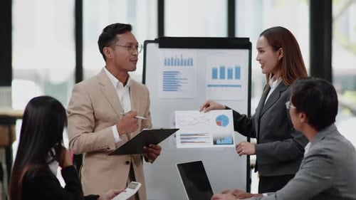 Teamwork: Geschäftsleute treffen sich, arbeiten und brainstormen über Wirtschaft, Finanzen und Marketing.