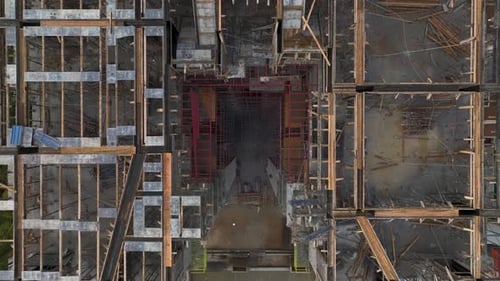 Vídeo aéreo de un nuevo rascacielos en un sitio de construcción urbana