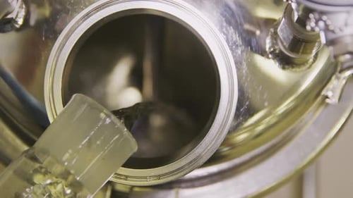 El agua se vierte en el dispositivo de prueba y se mezcla por dentro