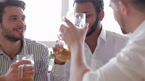 Des amis heureux s'amusent avec des chopes à bière dans un pub