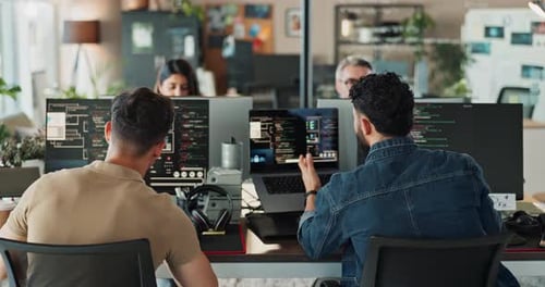 Escritório, pessoal e treinamento no computador para codificação com trabalho em equipe e colaboração como software