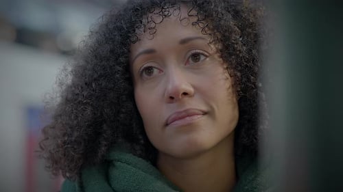 Mujer joven con pensamientos dudosos e inciertos, lluvia de ideas