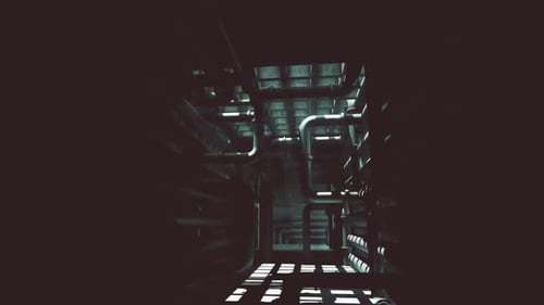 Interior oscuro de un edificio industrial con tubos metálicos y sombras