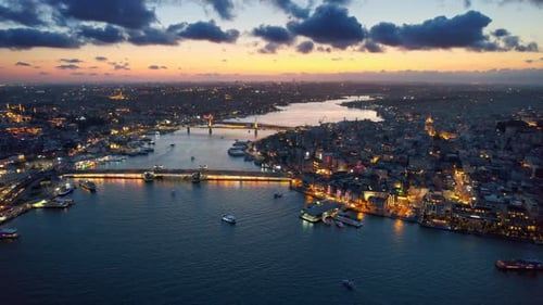 Drohnenaufnahme von Istanbul bei Sonnenuntergang, Türkei. Mehrere Wohngebäude, Moscheen, Galata und