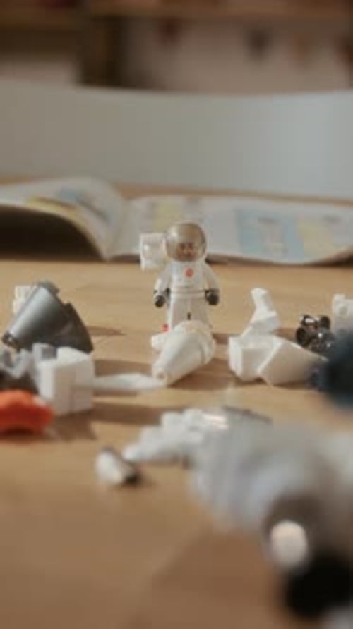Minifigura vertical de astronauta de juguete de pie con ladrillos para jugar de forma creativa