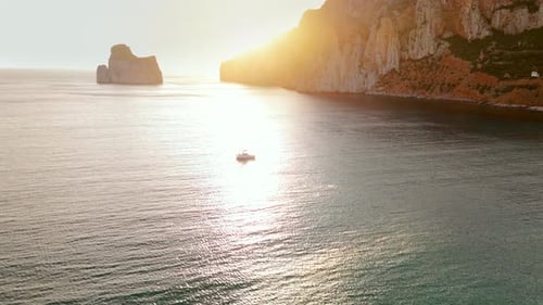 Luftaufnahmen eines Segelboots, das auf einem tiefblauen Meer mit weißen Wellen segelt