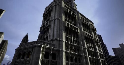 Edificio histórico en zona urbana bajo un cielo despejado durante la luz de la tarde