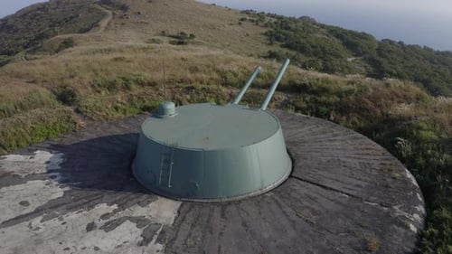 Plan en pivot aérien lent d'une unité d'artillerie lourde de 180 mm désaffectée de l'Union soviétique avec un