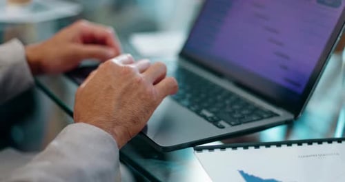 Gros plan, ordinateur portable et homme d'affaires avec planification des horaires, calendrier et objectifs pour l'entreprise