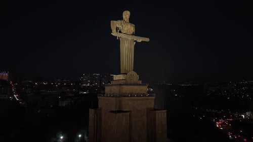 Vue aérienne de la statue de la Mère Arménie à Erevan, en Arménie.