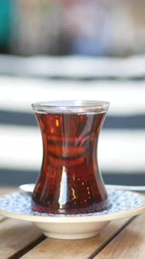 Traditioneller türkischer Tee auf weißem Tisch