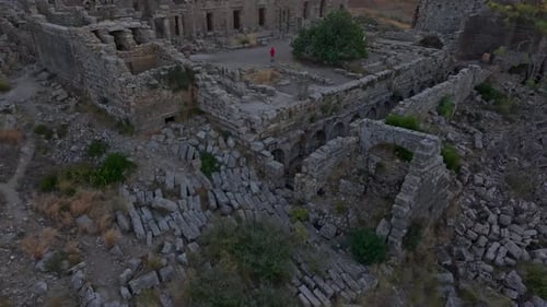 Luftaufnahme antiker Stadtruinen, umgeben von Bäumen, Türkei.