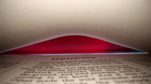 Genesis-langsam Linse aus dem Buch ziehen, Mittelansicht der Seite. Wortansicht der Seiten aus der Perspektive, auf Bo