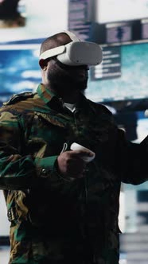 Vertikales Video Afroamerikanischer Soldat verwendet Virtual-Reality-Headset zur Überwachung der Überwachung