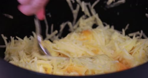 Mezcle los ingredientes para los panqueques de papa: instrucciones paso a paso