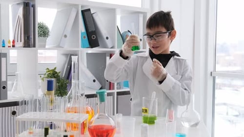 Schüler im Chemieunterricht