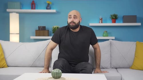 Mann mit psychischen Problemen allein zu Hause.
