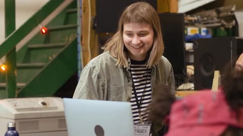 Lächelnde Computerprogrammierer lachen während des Hackathons 25-29 Jahre über ihren Laptop