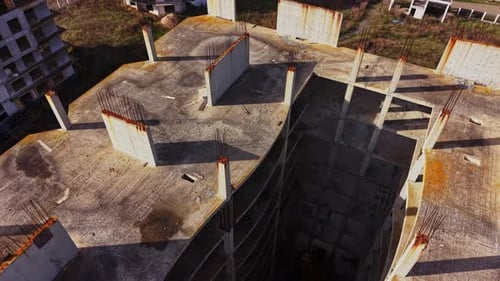 Vista del edificio inacabado con cimientos abiertos desde arriba