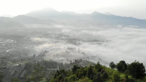 Luftaufnahme des schönen nebligen Bergtals am Morgen