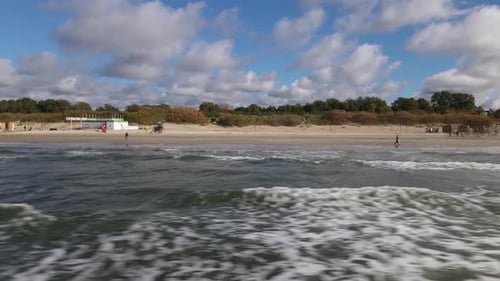 Drohne fliegt am Strand entlang an der Küste von Liepaja Lettland Vacation