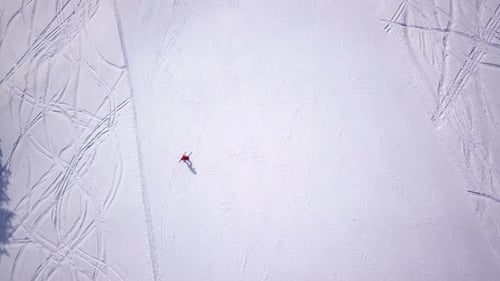 Menschen beim Skifahren und Snowboarden auf der Schneehänge im Winterskigebiet. Skilift auf dem Schneeberg. Wi
