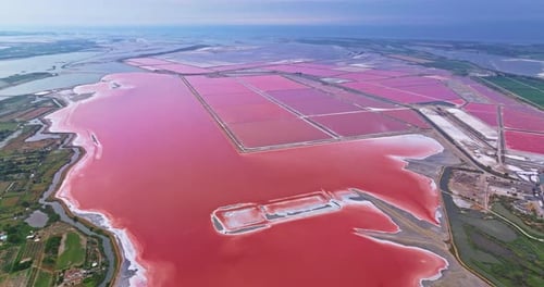 Vista aérea da cidade murada medieval de Aigues-Mortes perto do Lago Salgado Rosa em um dia ensolarado em